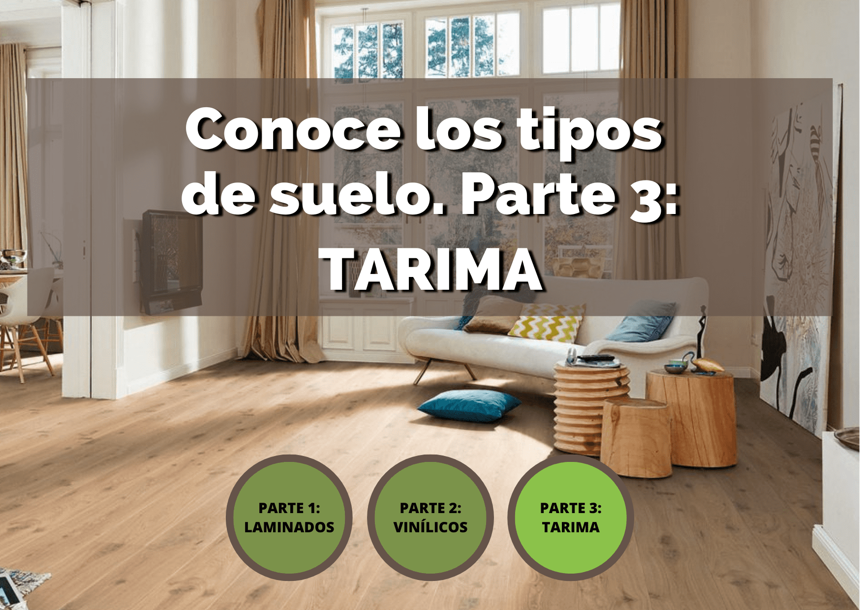 Espacio interior luminoso con suelo de tarima natural.