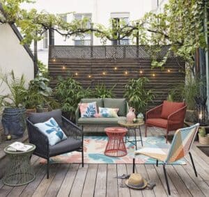 terraza exterior con suelo de madera y sillas.