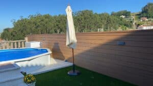 Revestimiento terraza exterior con piscina.