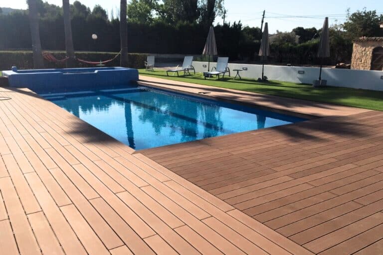 Imagen de una amplia terraza con piscina, con suelo exterior de deck de composite.