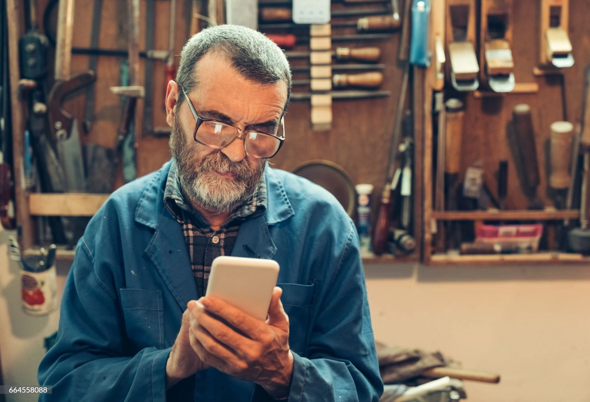 Carpintero con móvil